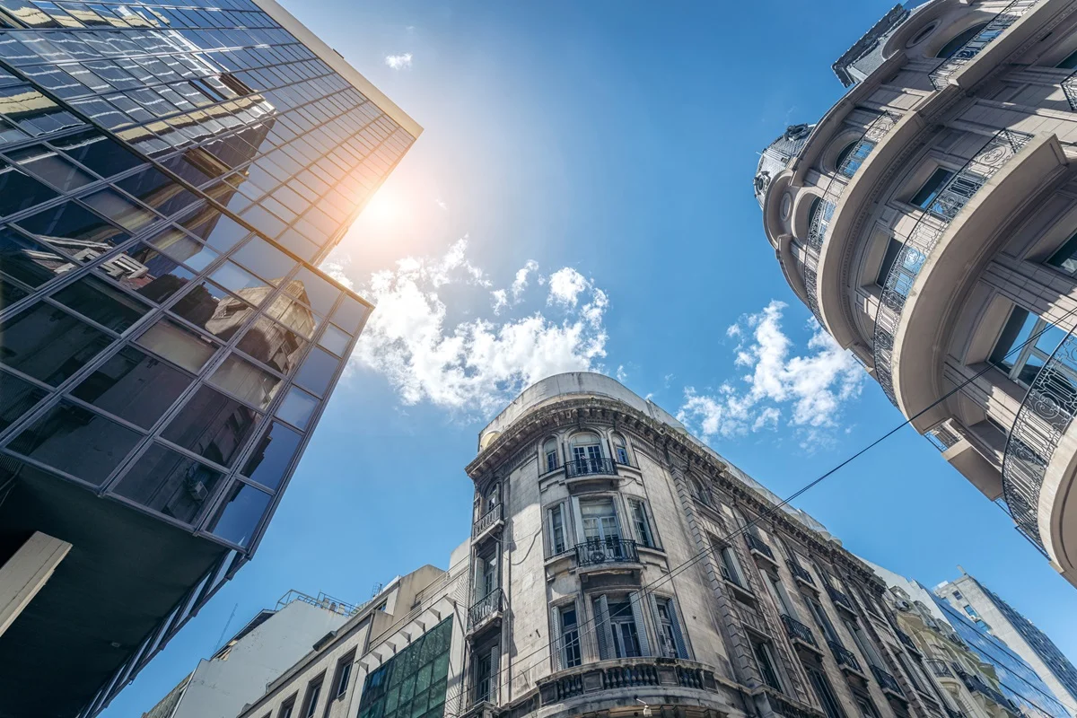 Edificios y un cielo azul al fondo.