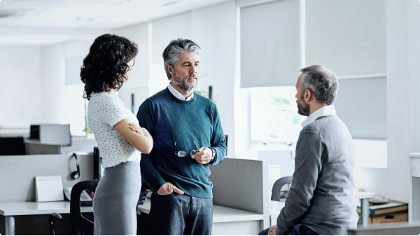 Grupo de personas hablando en la oficina